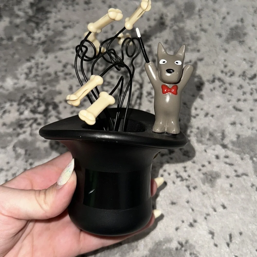 Don Don pets at work magician hat photo holder